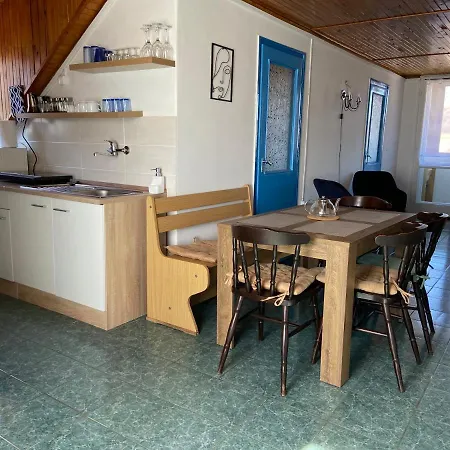 Kék Nefejelcs Apartman *